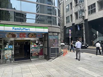 9番出口を出て左に進んだところのファミリーマート前